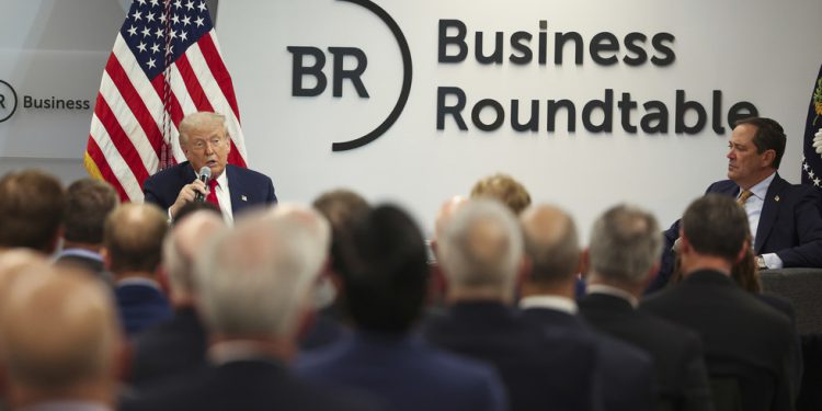 Rusija ‘lakše se nositi’ nego Ukrajina – Trump – RT World News