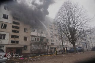 Vatrogasci su ugasili požar nakon ruskog napada u Sumyju, Ukrajina, utorak, 25. ožujka
