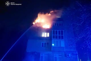 Vatrogasci su u nedjelju ugasili požar u stambenoj zgradi nakon ruskog napada drona u Chernihivu u Ukrajini