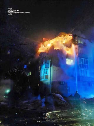 Vatrogasci su u nedjelju ugasili požar u stambenoj zgradi nakon ruskog napada drona u Chernihivu u Ukrajini