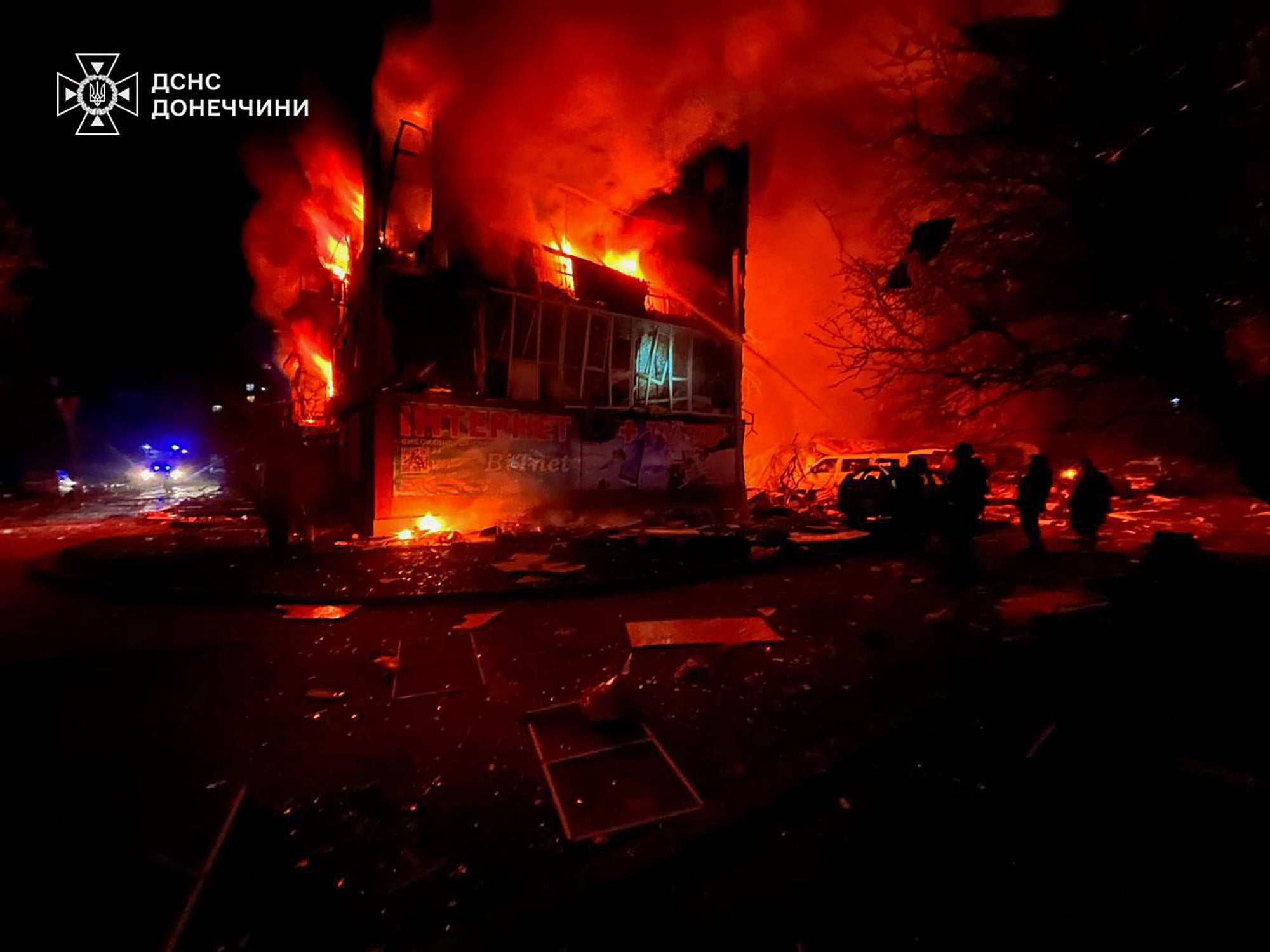 Vatrogasci reagiraju na plamen nakon ruskog raketnog napada u Dobropillyi