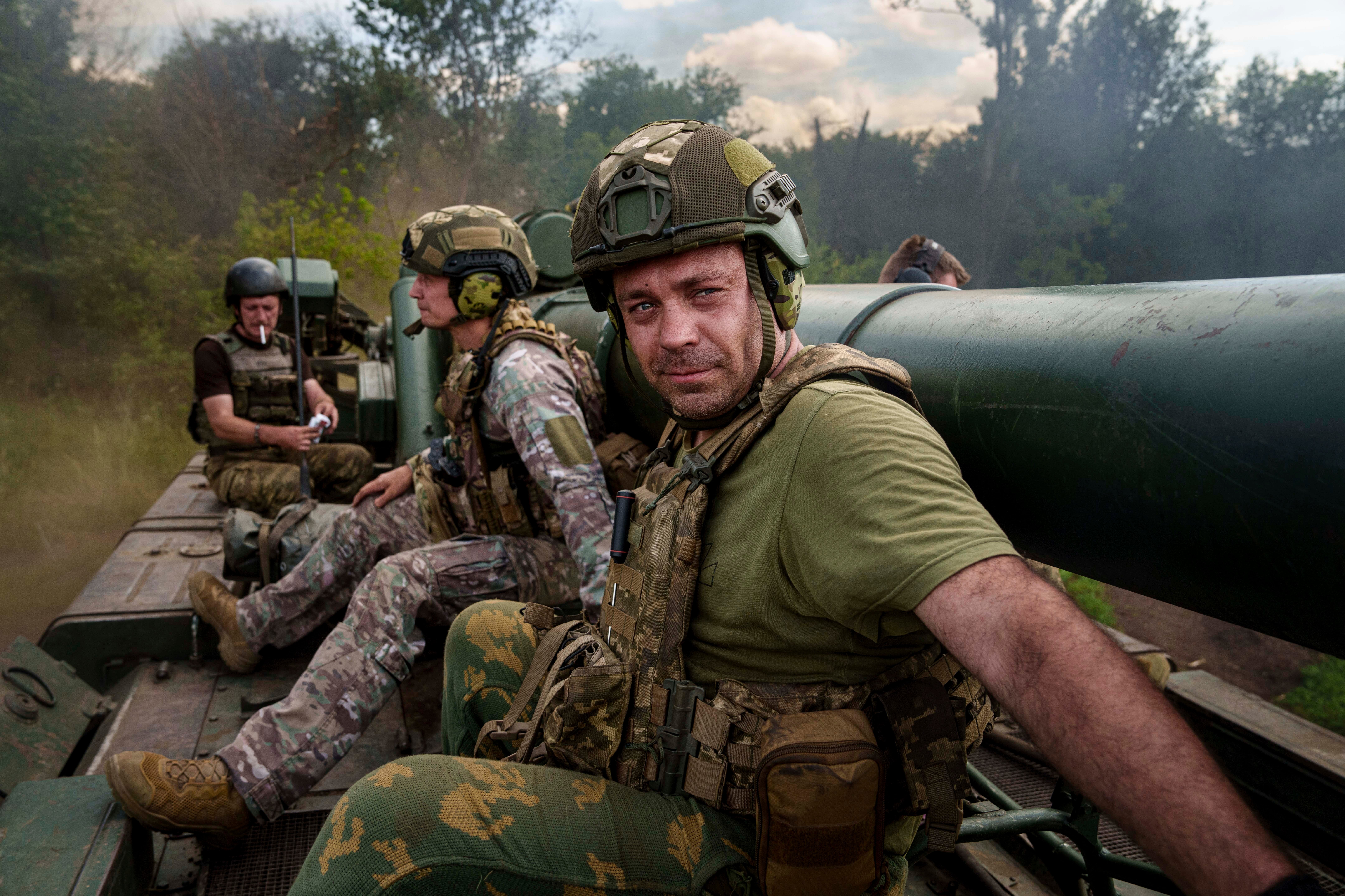 Ukrajinski vojnici 43. artiljerijskog brigade voze se na vrhu 2S7 samohodni howitzer prije nego što su pucali prema ruskim pozicijama na liniji u donjecnoj regiji