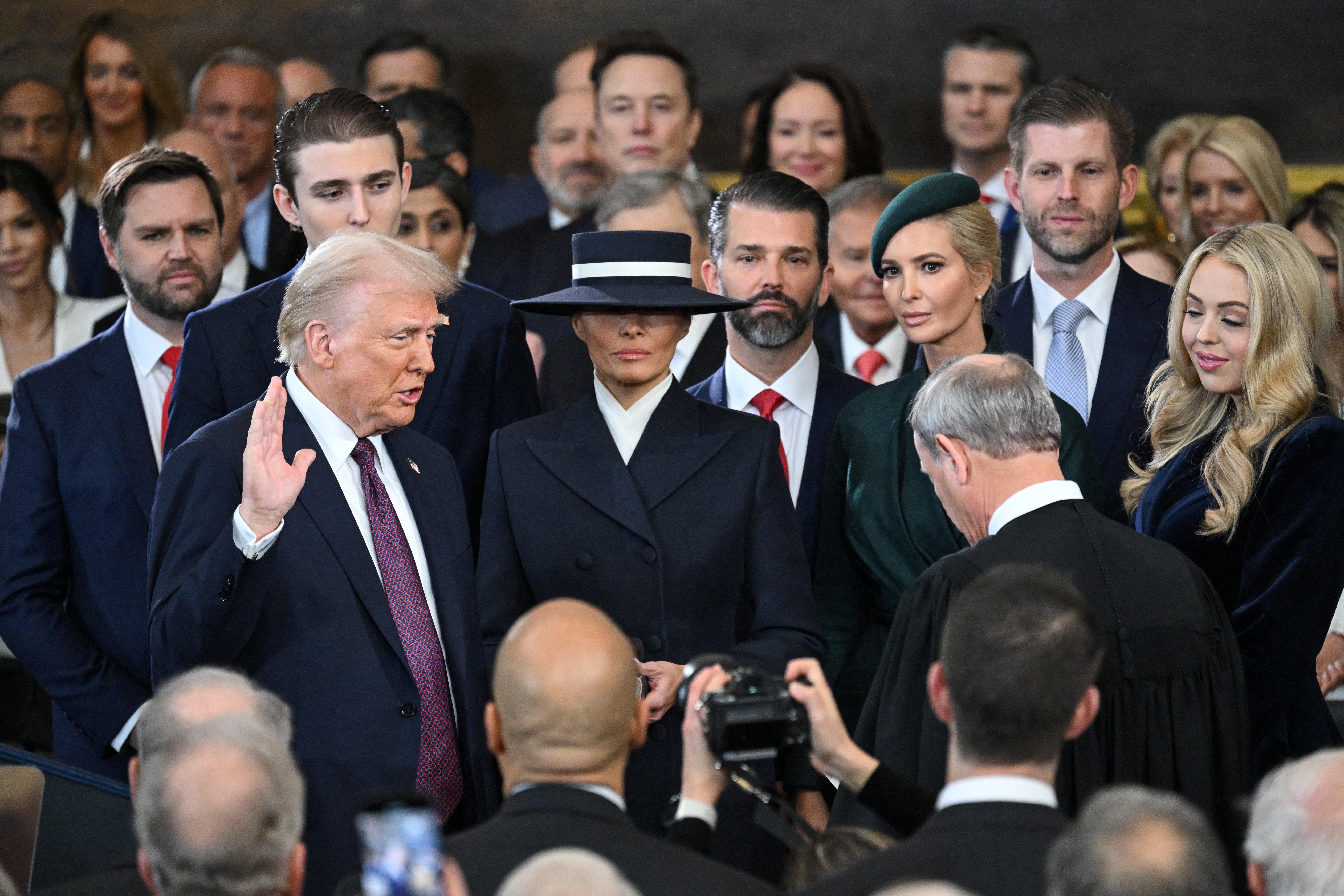22. amandman Ustava kaže da predsjednici mogu poslužiti samo do dva puna mandata. Trump je svoj drugi mandat započeo u siječnju 2025