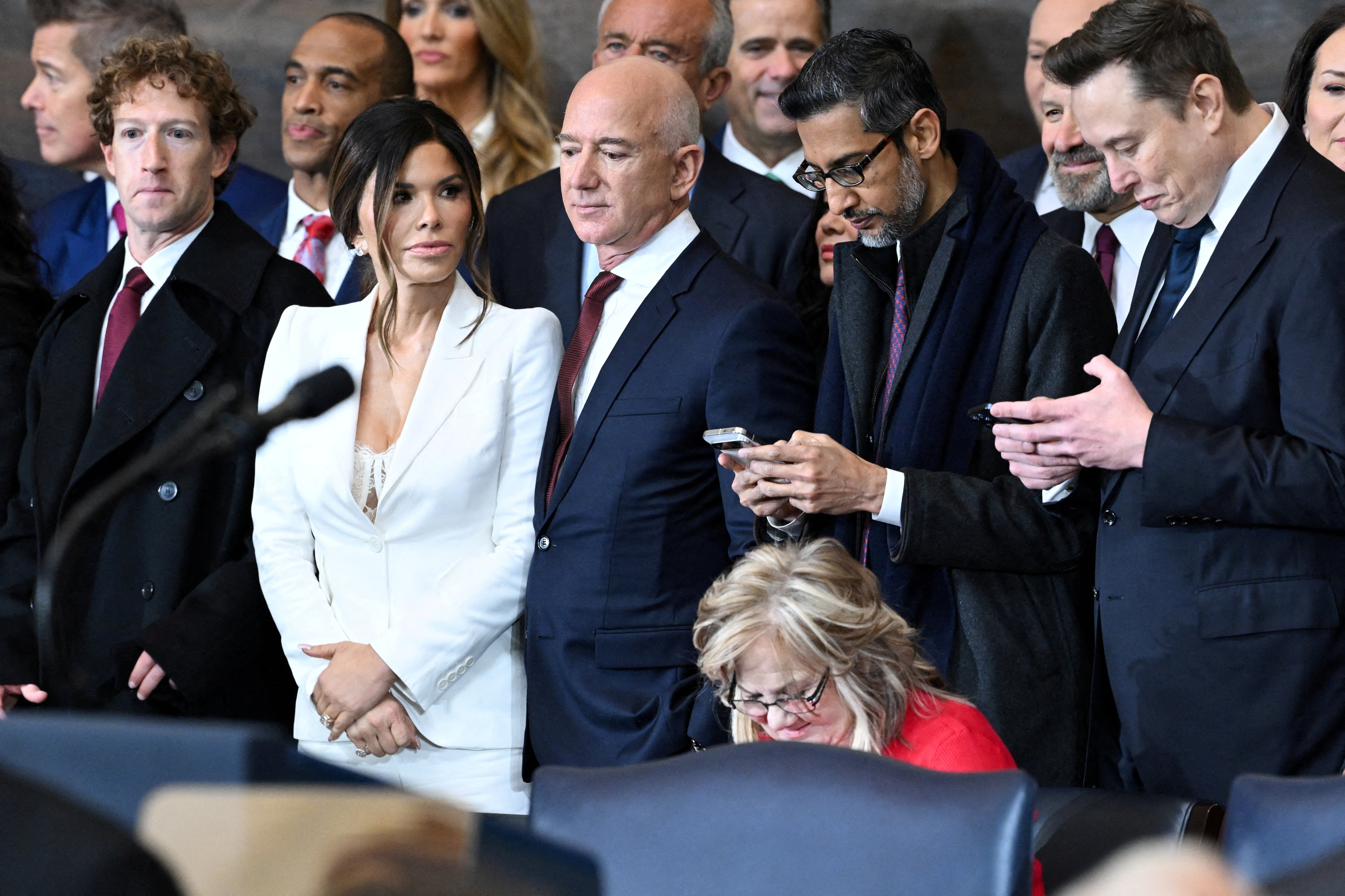 Elon Musk slikao se s Markom Zuckerbergom, Jeffom Bezosom i izvršnim direktorom Googlea Sundar Pichai na inauguraciji predsjednika Donalda Trumpa. Muskova neto vrijednost pala je nevjerojatnih 148 milijardi dolara od kraja siječnja, nakon što je dosegla vrhunac u prosincu