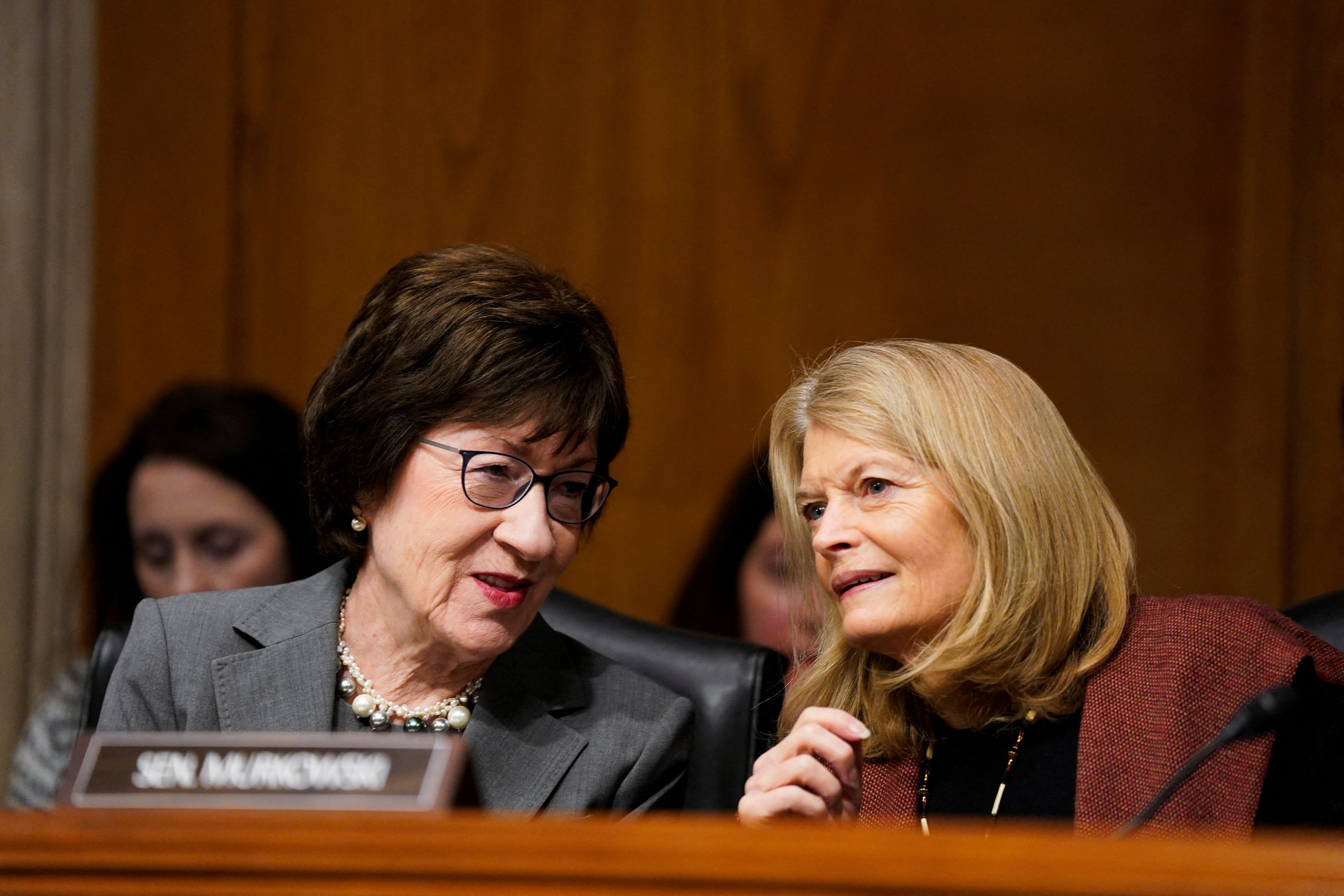 Senatorica Susan Collins (lijevo) razgovara sa senatorom Lisom Murkowski tijekom ročišta za potvrdu Senata. Senatori GOP -a upozorili su na posljedice Dogeovih užurbanih poteza