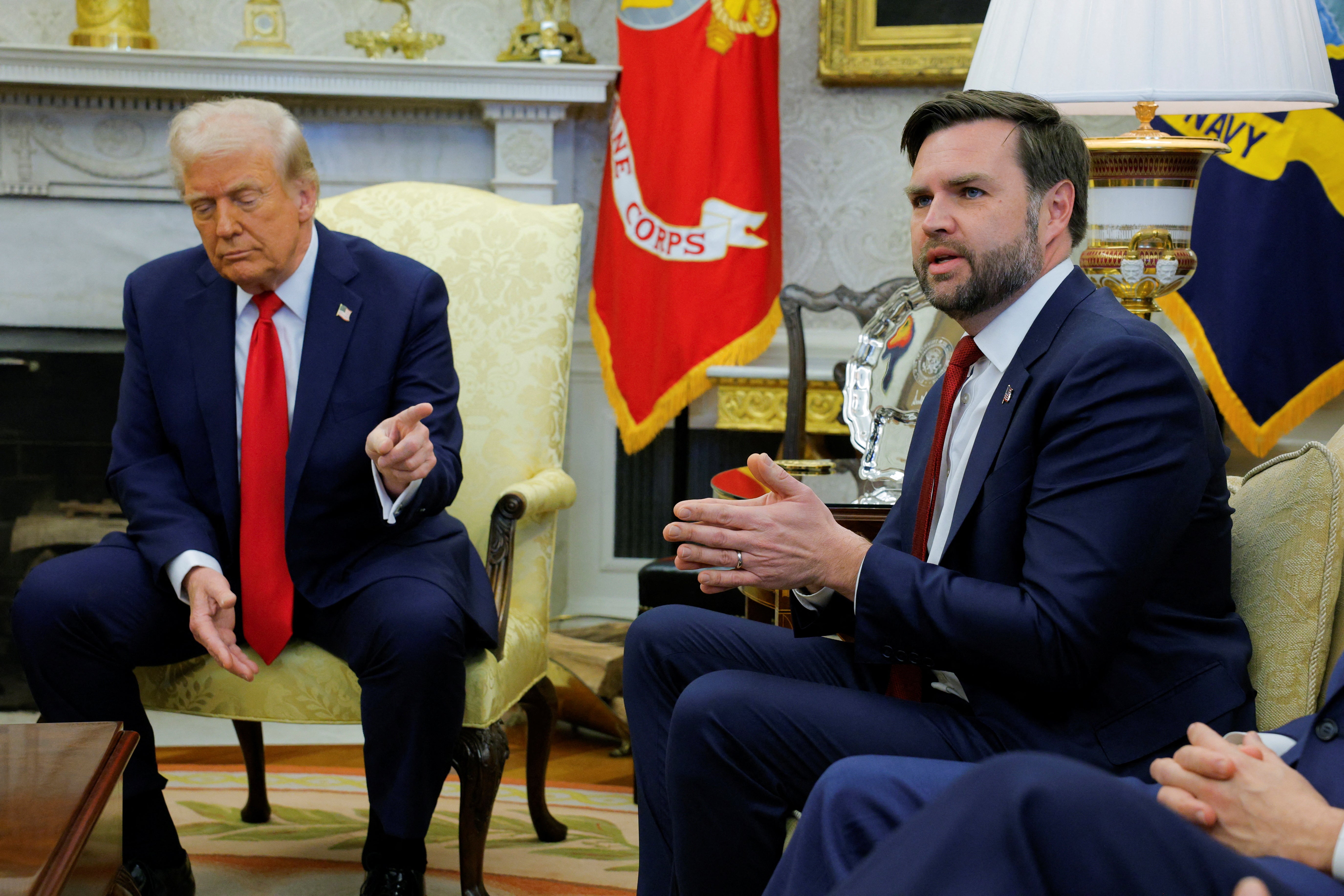 Trump gesti pokraj Vancea dok se sastaje sa Zelenskim u Oval Office