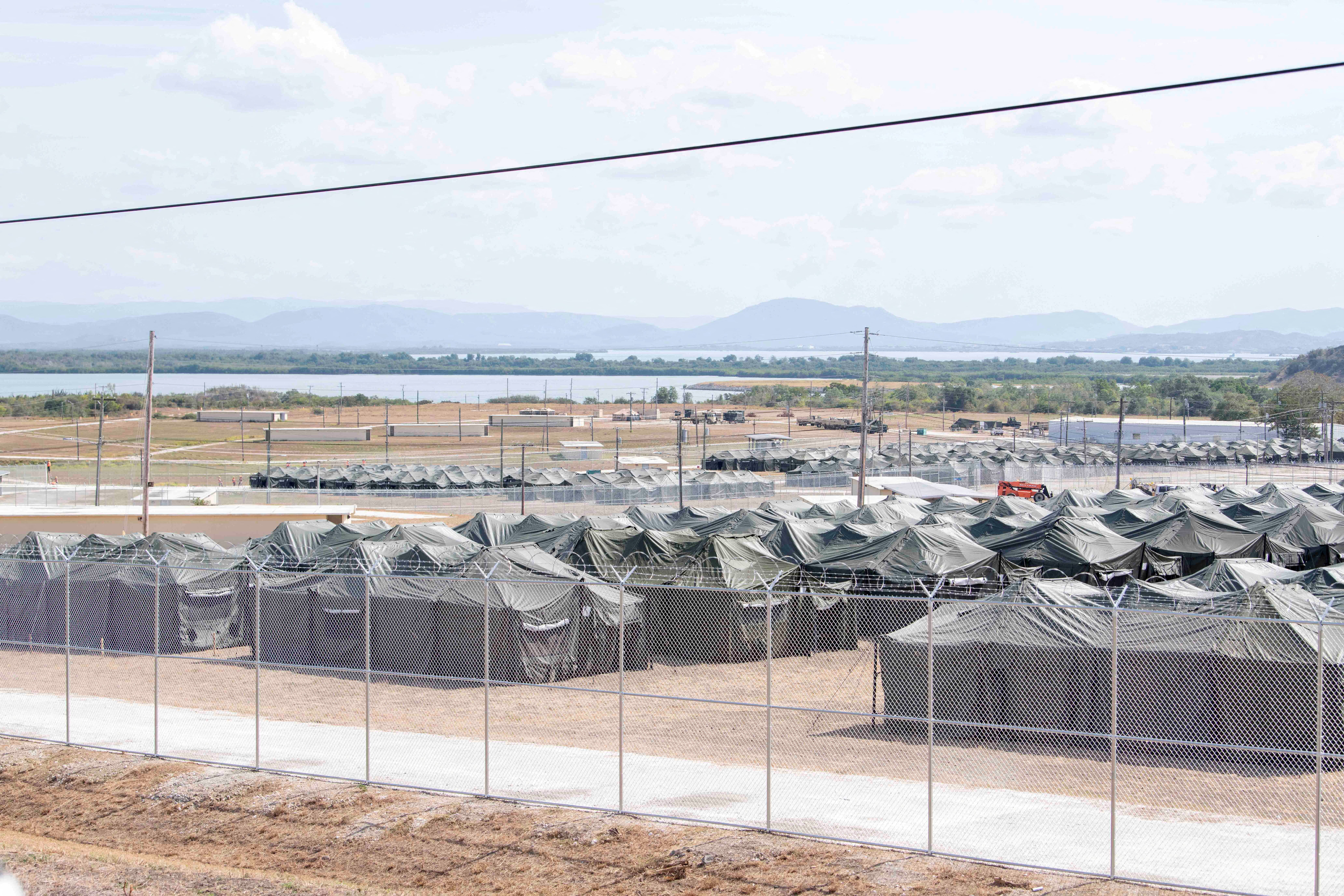 Novoizgrađeni šatori prikazani u zaljevu Guantánamo krajem prošlog mjeseca. Uprava je koštala porezne obveznike 16 milijuna dolara pritvorivši oko 300 migranata u objektu prije nego što ih je vratio u SAD
