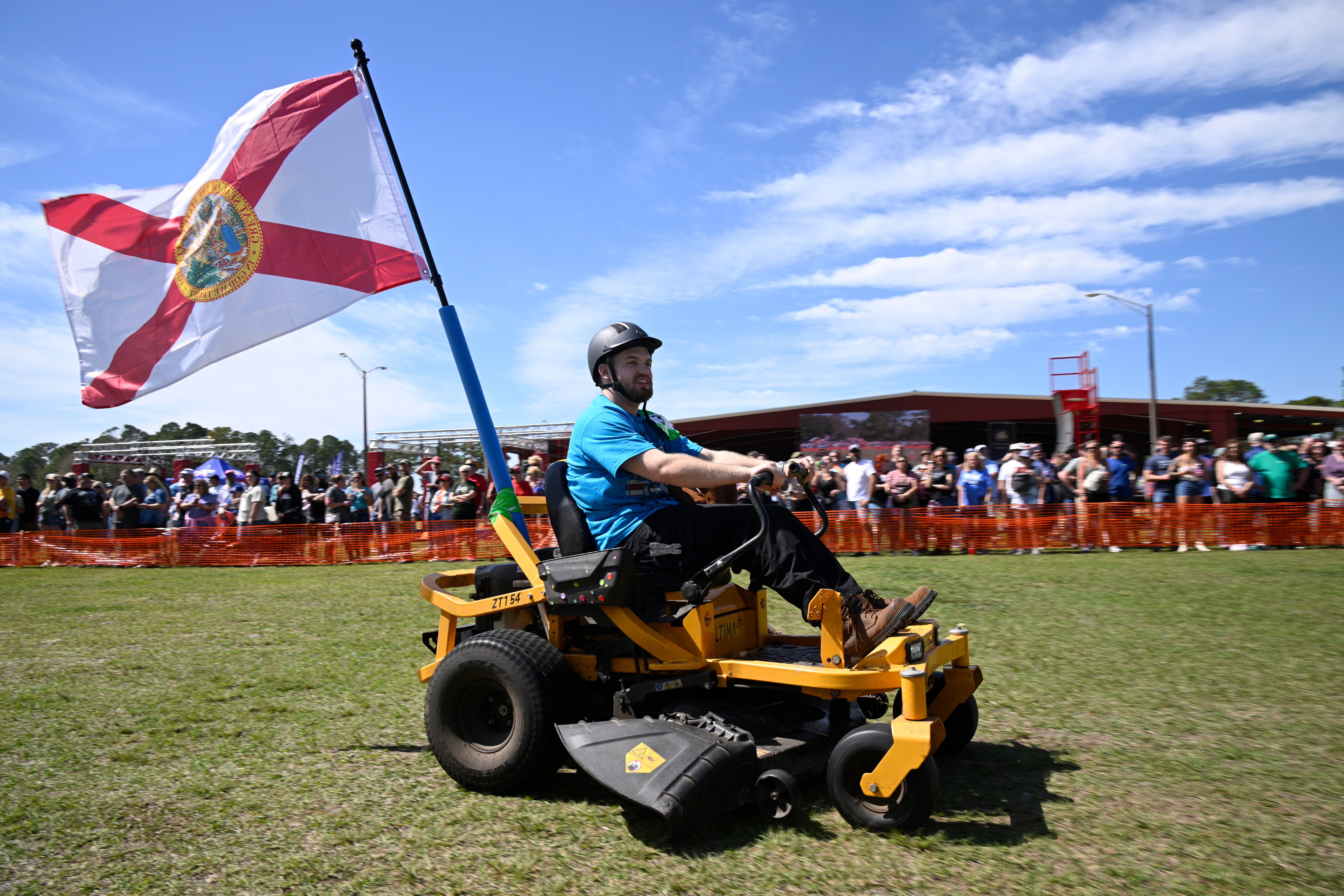 Blake Setser, iz Jacksonville -a na Floridi, natjeca se u trkačkom događaju Lawnmower tijekom Florida Man Games u subotu