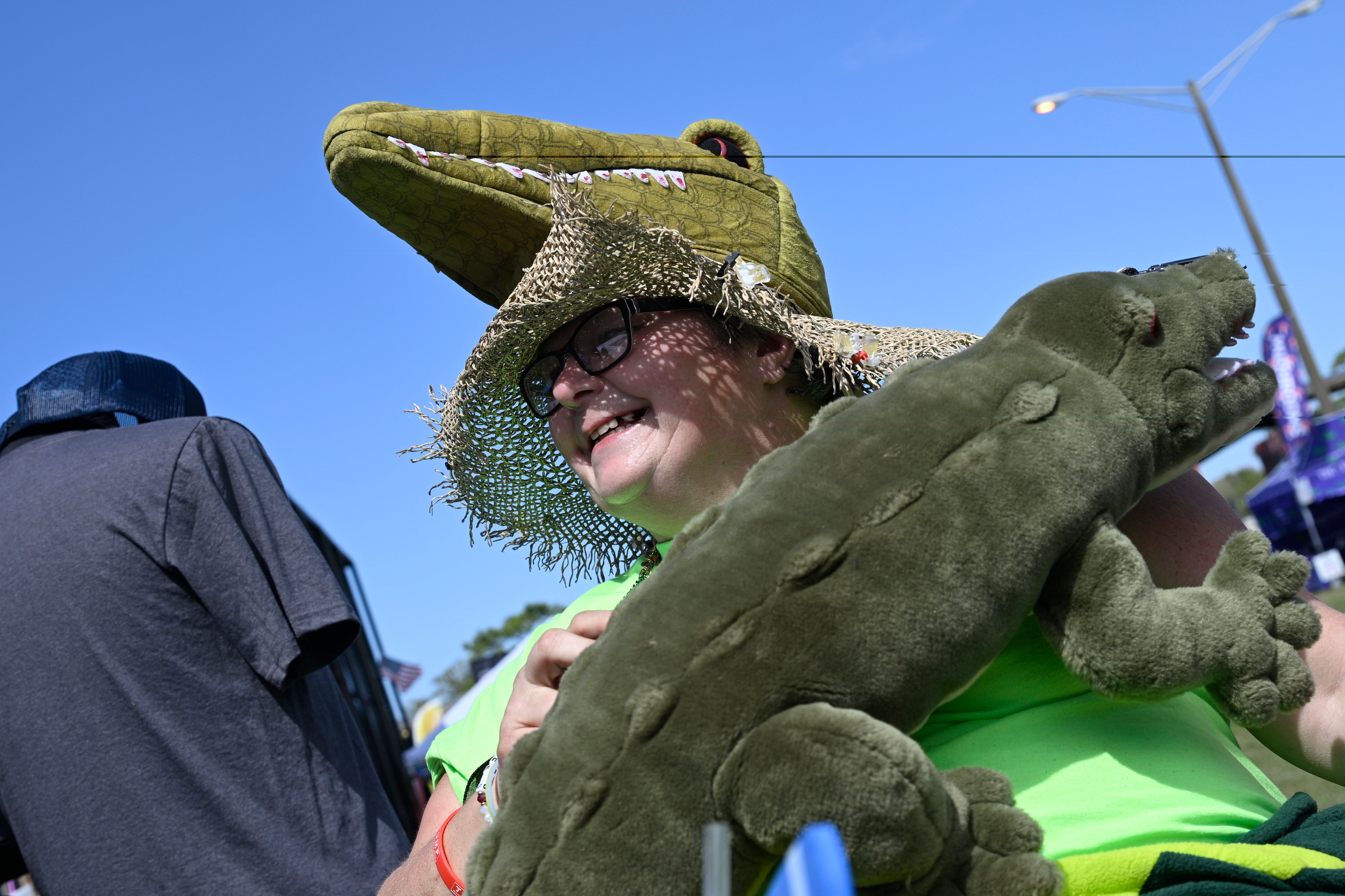 Annie Polen, iz Tampe, nosi domaći kapu za aligator i punjenu torbicu aligatora dok pohađa Florida Man Games