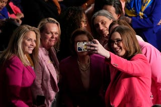 Veleposlanica Sarah McBride, D-Del., Fotografira se prije nego što se predsjednik Donald Trump obrati zajedničkoj sjednici Kongresa