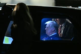 Predsjednik Donald Trump koji sjedi u predsjedničkoj limuzini 'Zvijer'