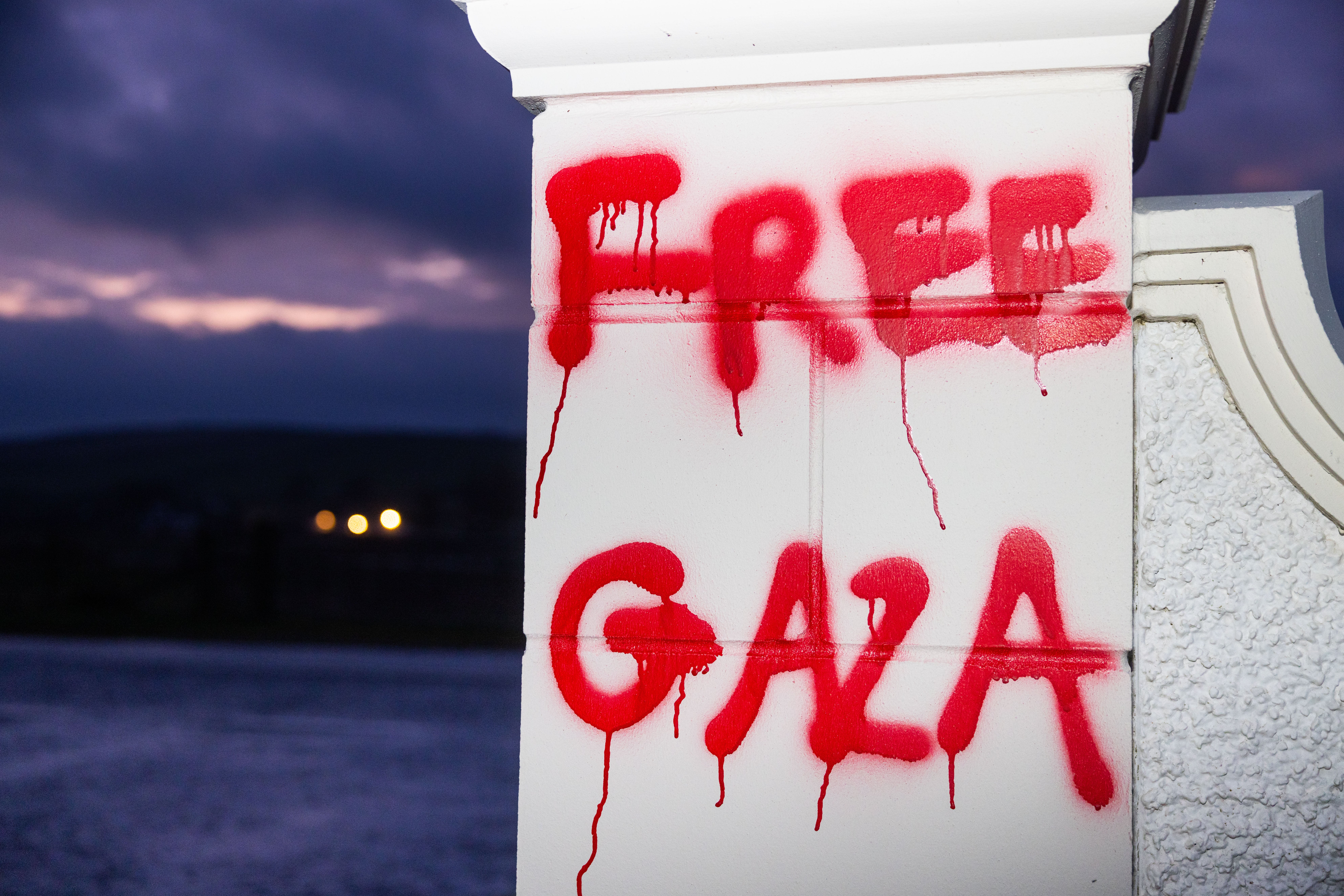 Fotografija priručnika izdala Palestinska akcija štete Trumpu Turnberryju, koju su aktivisti uništili kao odgovor na izjave američkog predsjednika o Gazi