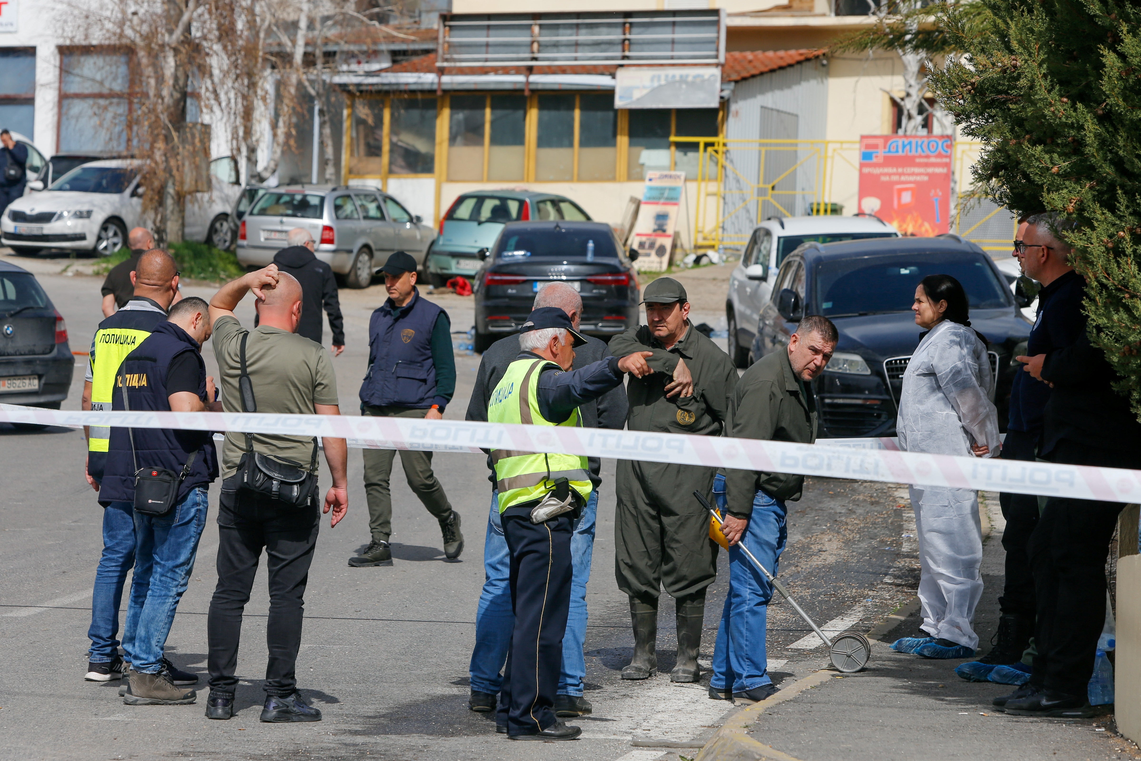 Ispitanici za hitne slučajeve stoje izvan noćnog kluba kao odgovor na plamen