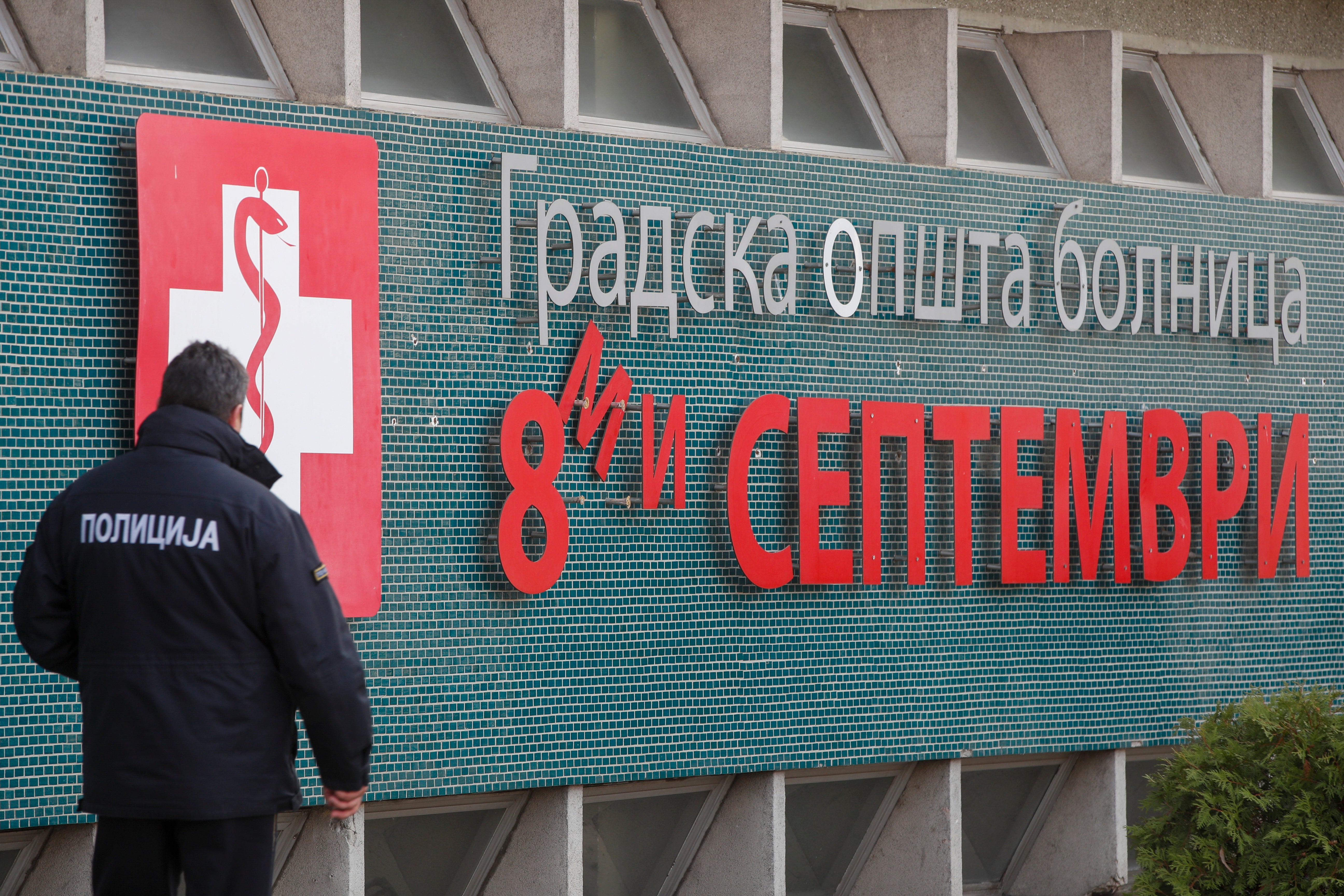 Obitelji su stajale ispred lokalne bolnice čekajući dok su se njihovi najmiliji liječili od teških opeklina