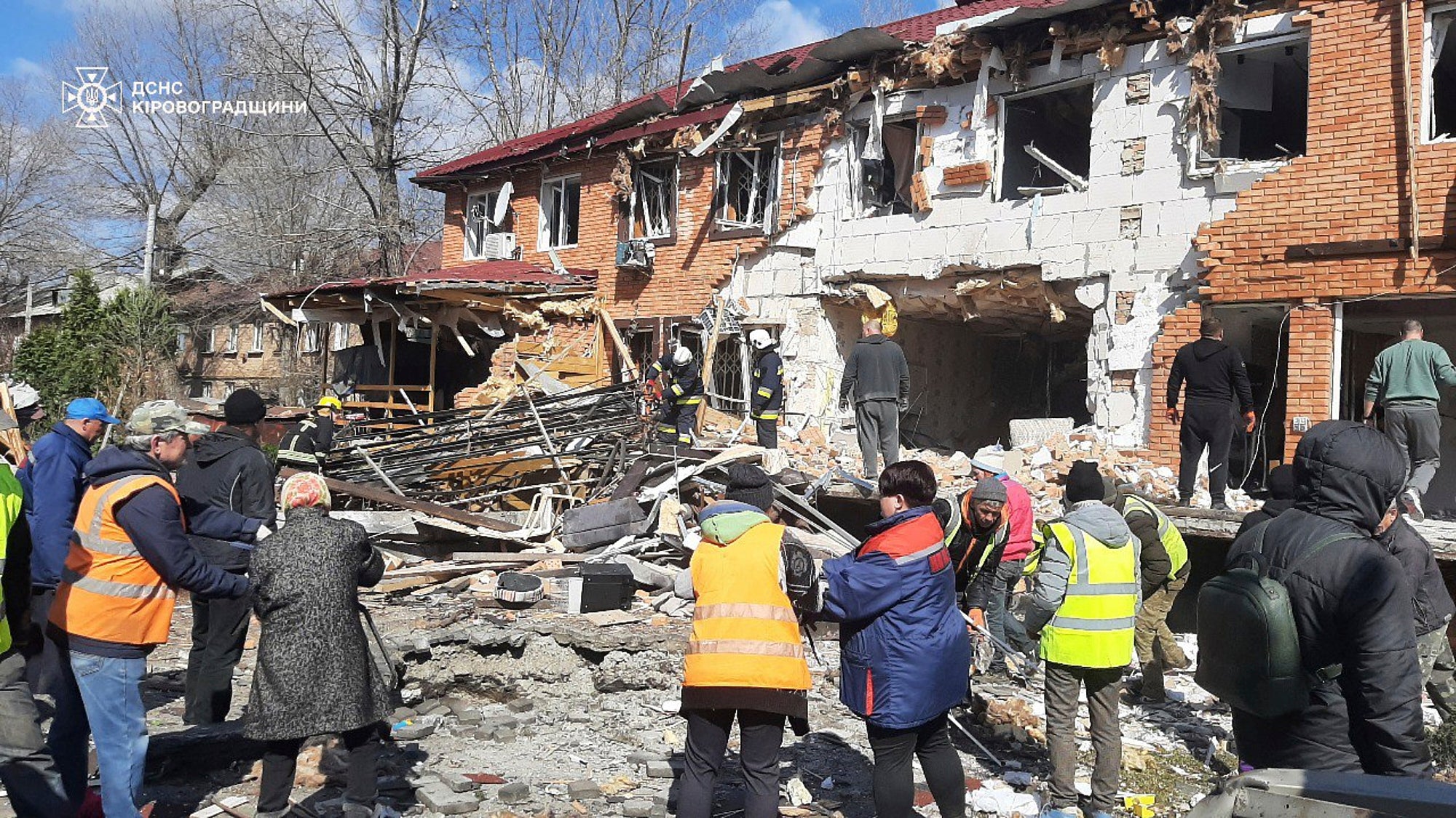 Na ovoj fotografiji koju je pružila Ukrajinska hitna služba, stanovnici očišćavaju ruševine nakon ruskog napada bespilotnih letjelica u Kropyvnytskyi, regija Kirovohrad, Ukrajina u četvrtak. (Ukrajinska hitna služba putem AP)