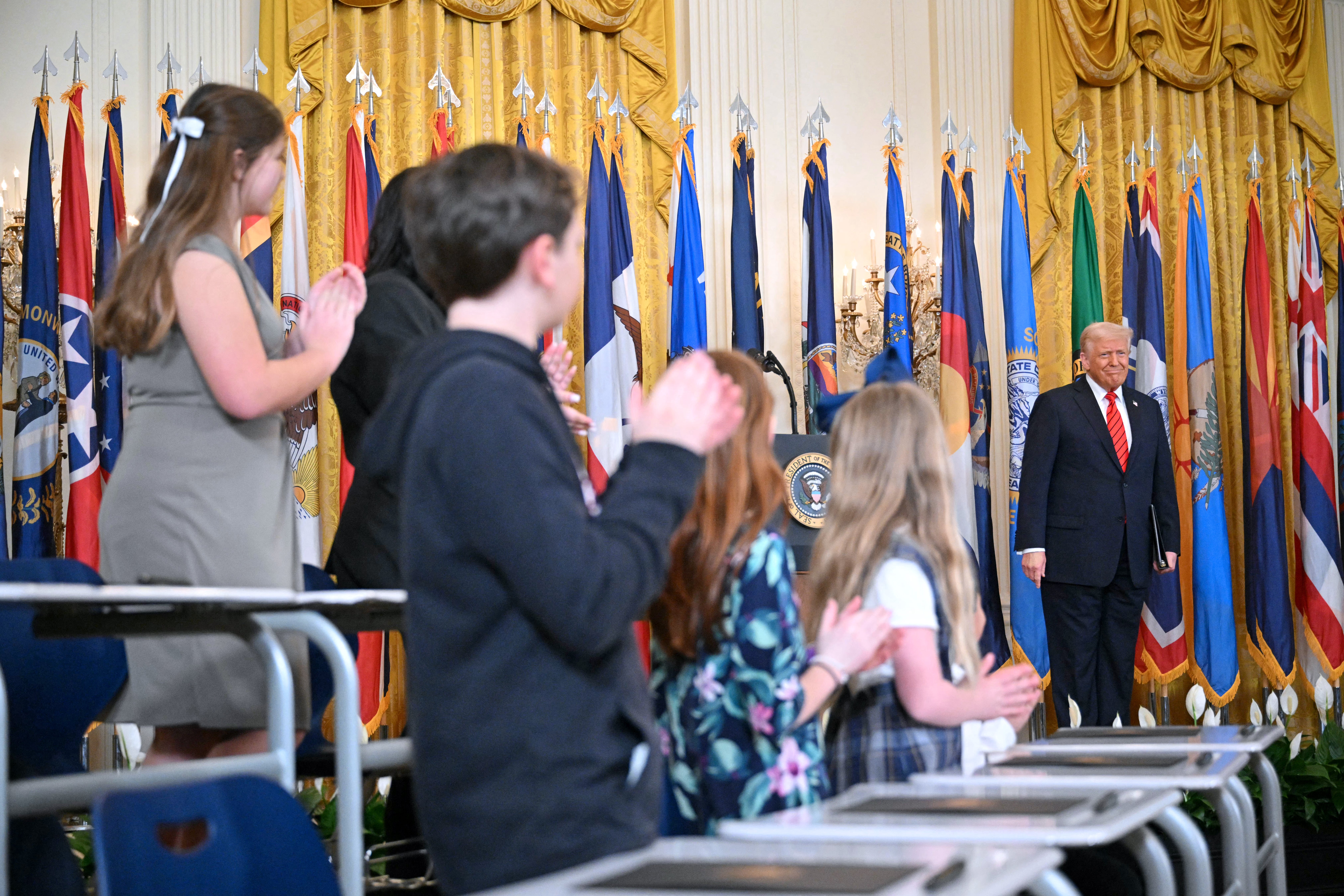 Predsjednik Donald Trump aplaudiran je nakon što potpiše izvršne naredbe u istočnoj sobi Bijele kuće Trumpa. Potpisao je naredbu za početak uklanjanja Odjela za obrazovanje, ispunjavajući zalog izborne kampanje i dugotrajni san američkih konzervativaca.