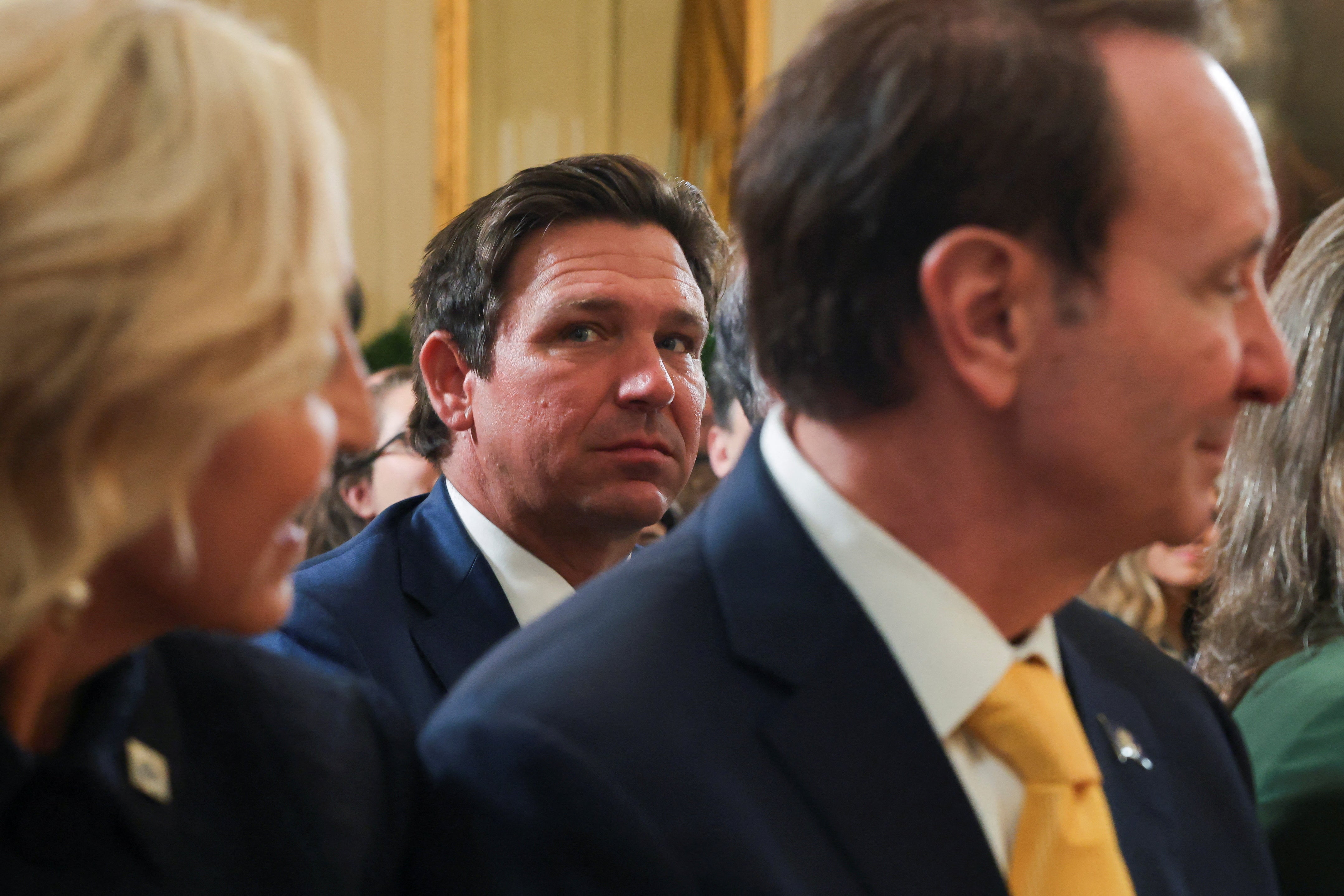 Ron Desantis, guverner na Floridi s ograničenim terminima, u ožujku sudjeluje na ceremoniji potpisivanja izvršne naredbe u Bijeloj kući.