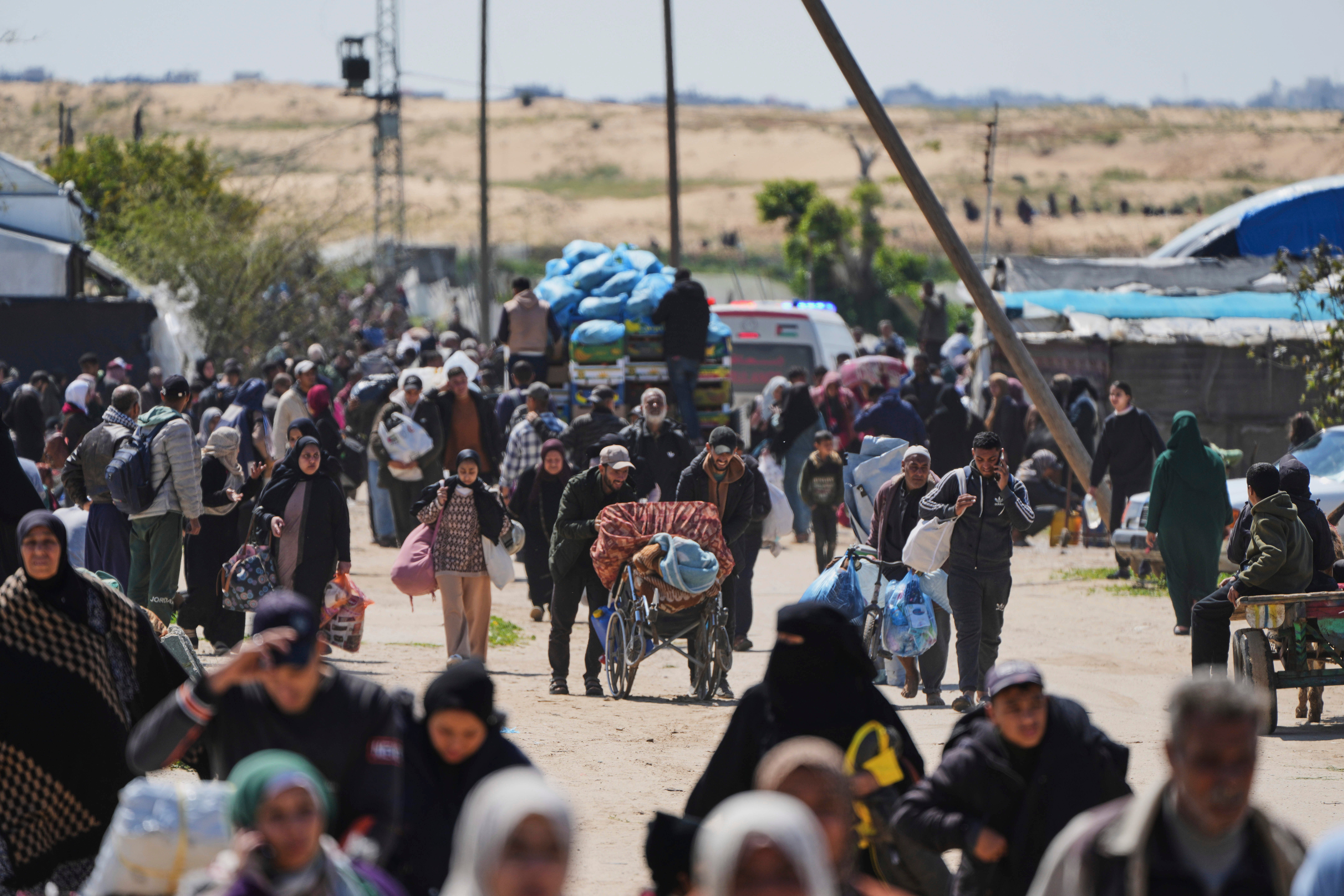 Raseljeni Palestinci koji su pobjegli iz Rafa usred tekućih izraelskih vojnih operacija tamo su u nedjelju stigli u Khan Younis