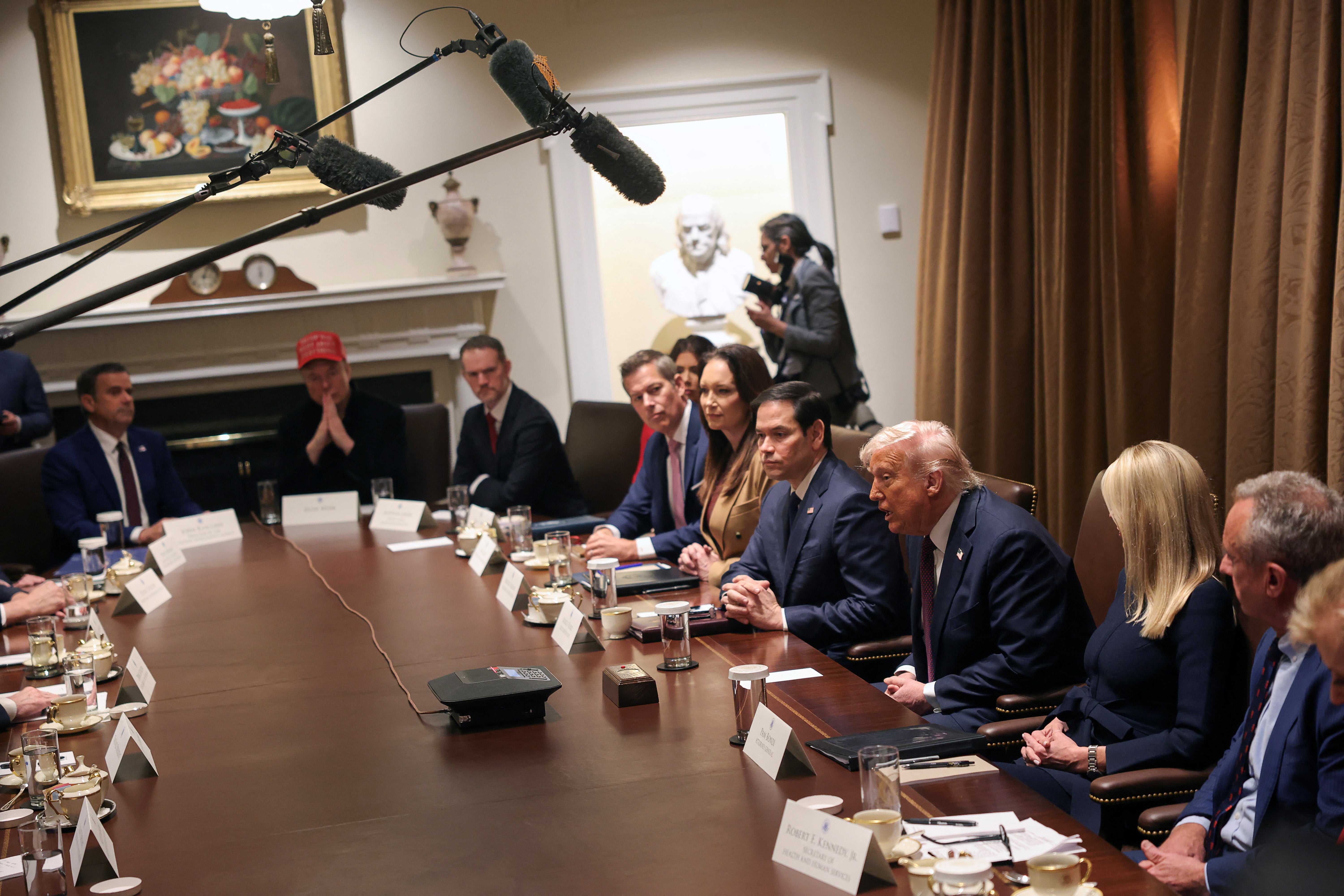 Trumpov najnoviji sastanak kabineta završio je aplauzom - ali ne i za predsjednika