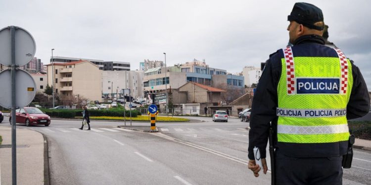 SPLIĆANI MUKU MUČE Na ovoj lokaciji policija bi imala puno posla, jer pravila se (ne)znaju?!: ‘Lete k’o muve bez glave. Bolje to ne gledat’