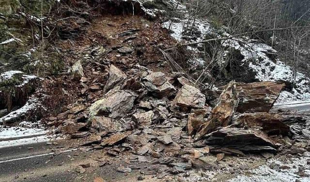 STANJE NA CESTAMA Mogući su odroni na kolovozu, vozačima se savjetuje oprez