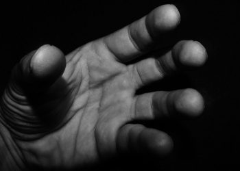 STEZAO GA ZA VRAT Vlasnik firme u BiH optužen za nasilje nad radnikom nakon svađe oko plaće