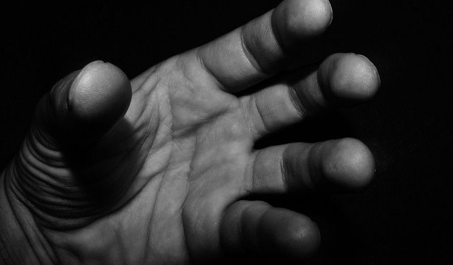 STEZAO GA ZA VRAT Vlasnik firme u BiH optužen za nasilje nad radnikom nakon svađe oko plaće