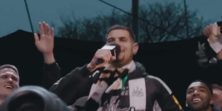 “Sandro Tonali, jede špagete …”: Zbor Newcastlea je viralni