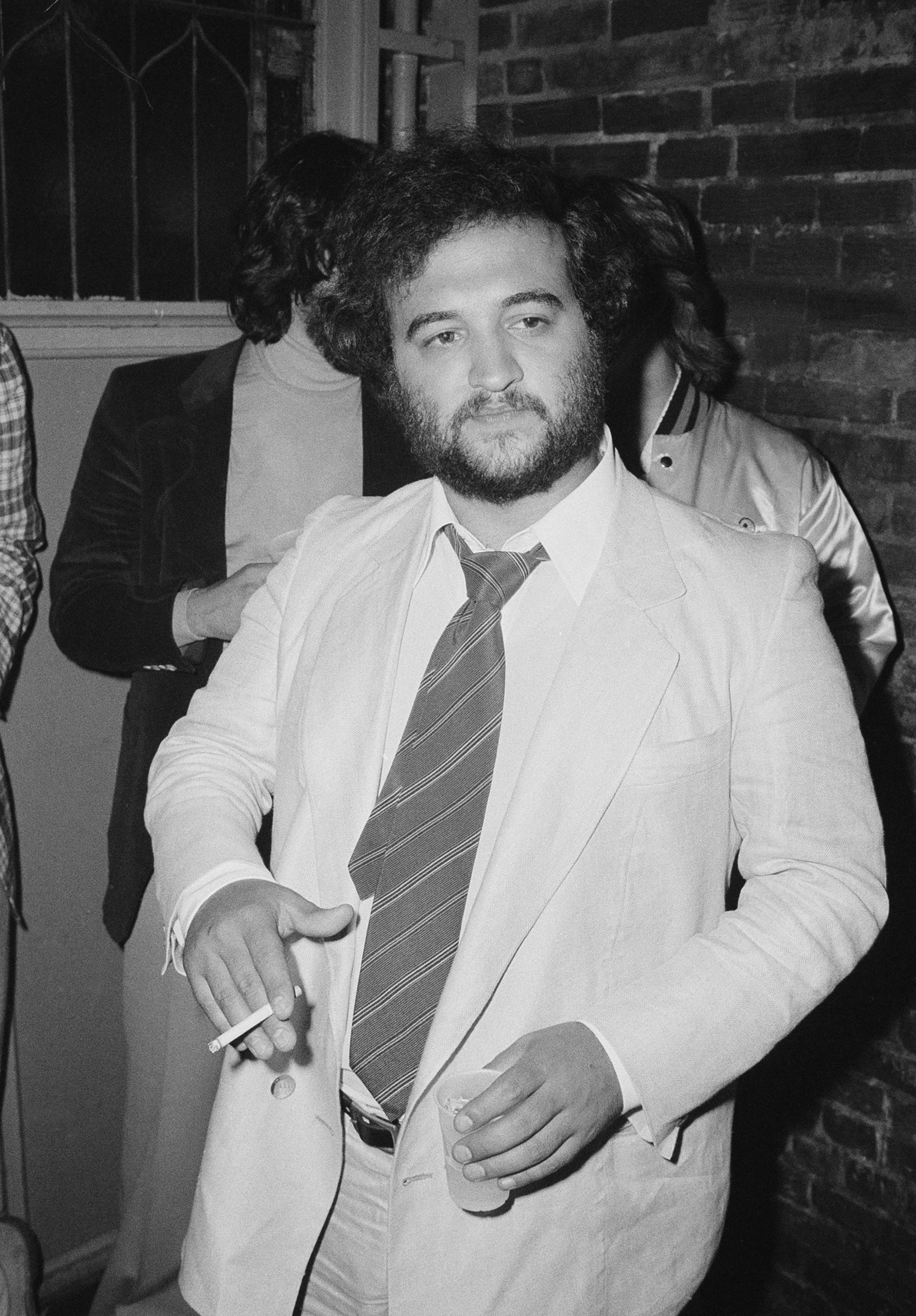 Na vrhuncu svoje slave, zahvaljujući nastupima u subotu Night Live, kao i hit filmova Animal House i Blues Brothers, John Belushi umro je od predoziranja drogom nakon što je uzeo koktel heroina i kokaina poznatog kao