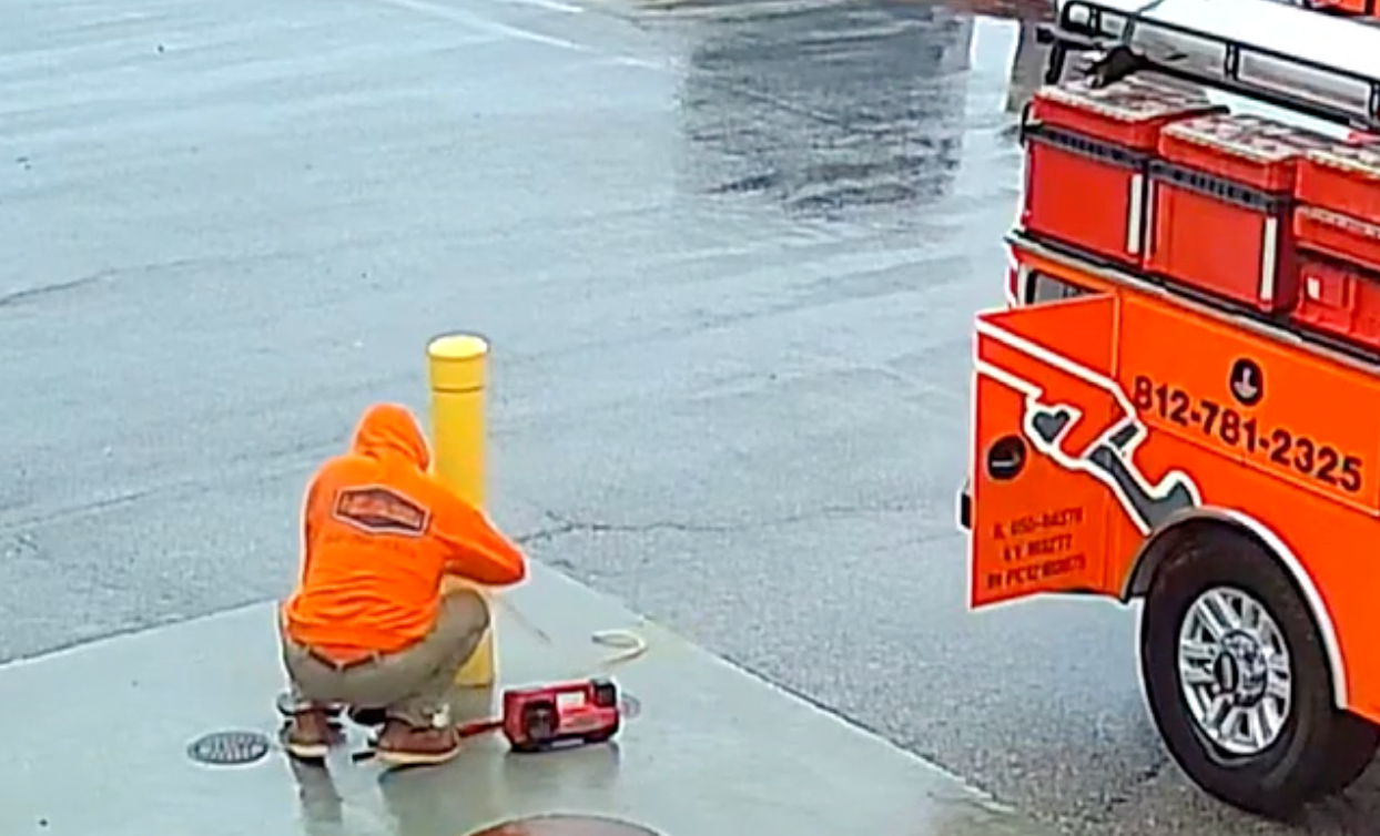 Nadzorni snimci prikazuju vodoinstalater koji ponovno začepi zamku za mast usred spora s tajlandskim bistroom i barom u Evansvilleu, Indiana