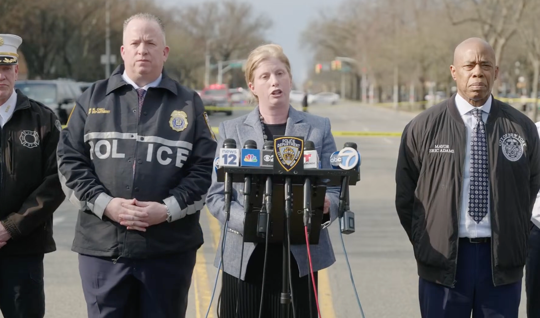 Na konferenciji za novinare u subotu, povjerenica NYPD-a Jessica Tisch rekla je da je vozač identificiran kao 32-godišnja Miriam Yarimi. Gradonačelnik New Yorka Eric Adams također je govorio na konferenciji za novinare