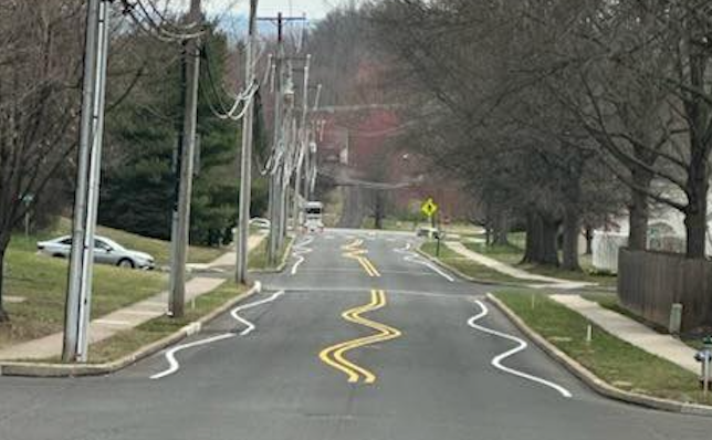 Službenici u gradu Montgomery, Pennsylvania, naslikali su valovite crte u nastojanju da uspore vozače ubrzavanja