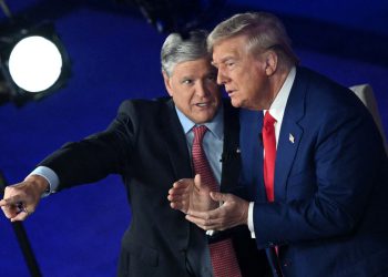 Sean Hannity molio je Trumpa da prestane napadati Fox News, kaže New Book