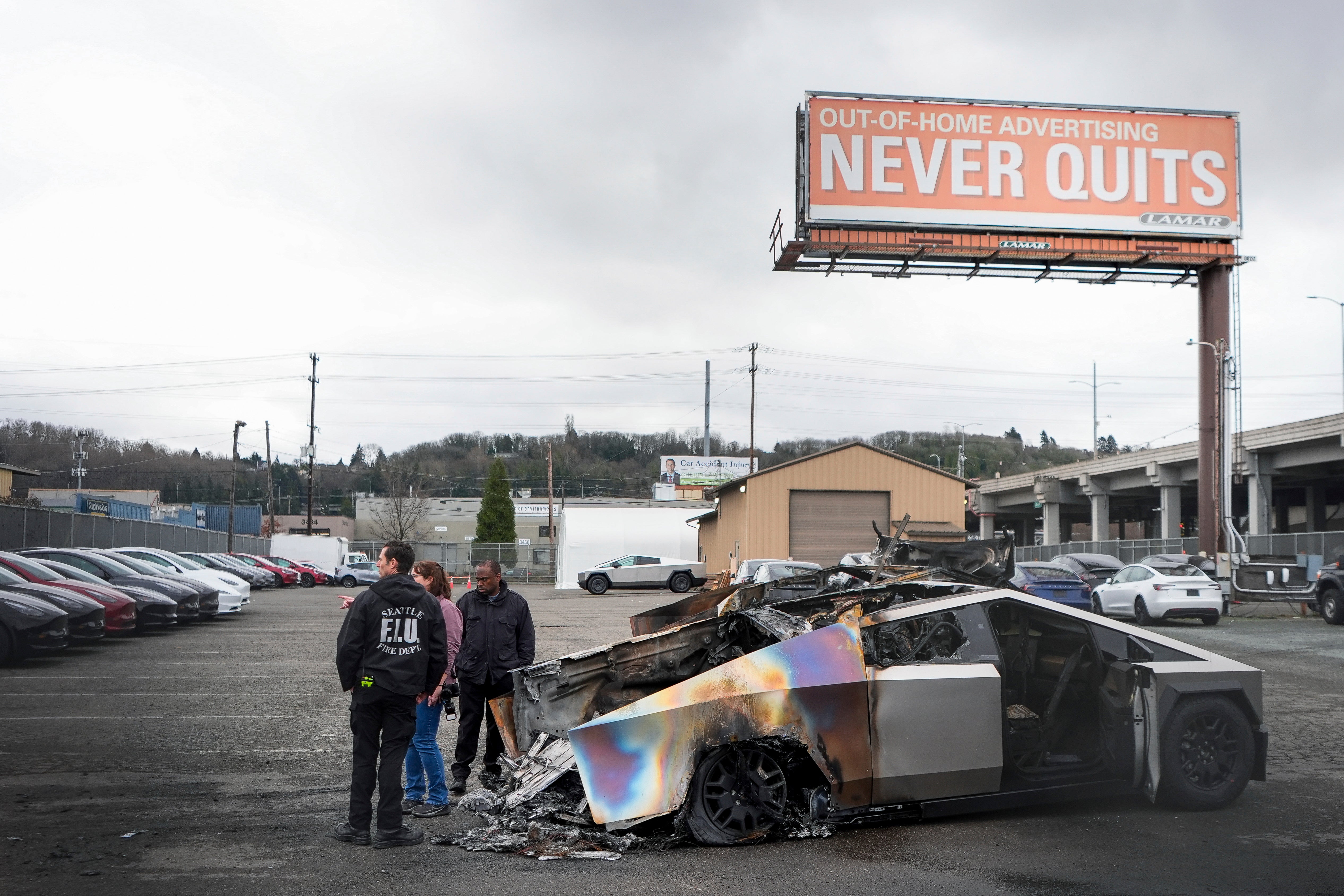 InvesSstigatori i član vatrogasne službe u Seattlu pregledavaju izgorjeli cybertrucks na lotu Tesla u Seattlu