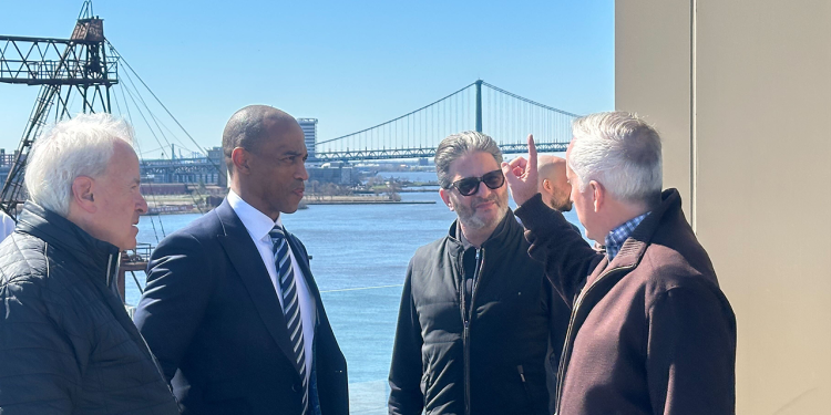 Šef HUD-a pokazuje kako privatno-javna partnerstva ubrzano-svjetlucava područja u Philly Tour