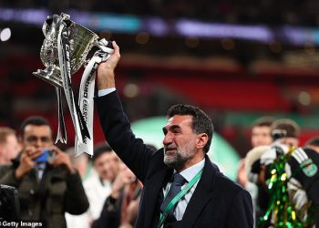 Šef Newcastle -a kaže klubu da se odupre svim ponudama za zvijezdu Alexandera Isaka nakon što je Barcelona gledala švedskog napadača u pobjedi u West Hamu