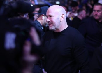 Šef UFC -a i Trump saveznik Dana White snimili su zagrljaj optuženi seksualni ljudi Andrew i Tristan Tate