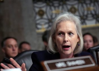 Senator Gillibrand kaže da su teški reg. Potrebni za sprječavanje trčanja banke slične SVB-u