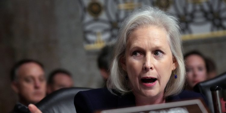 Senator Gillibrand kaže da su teški reg. Potrebni za sprječavanje trčanja banke slične SVB-u