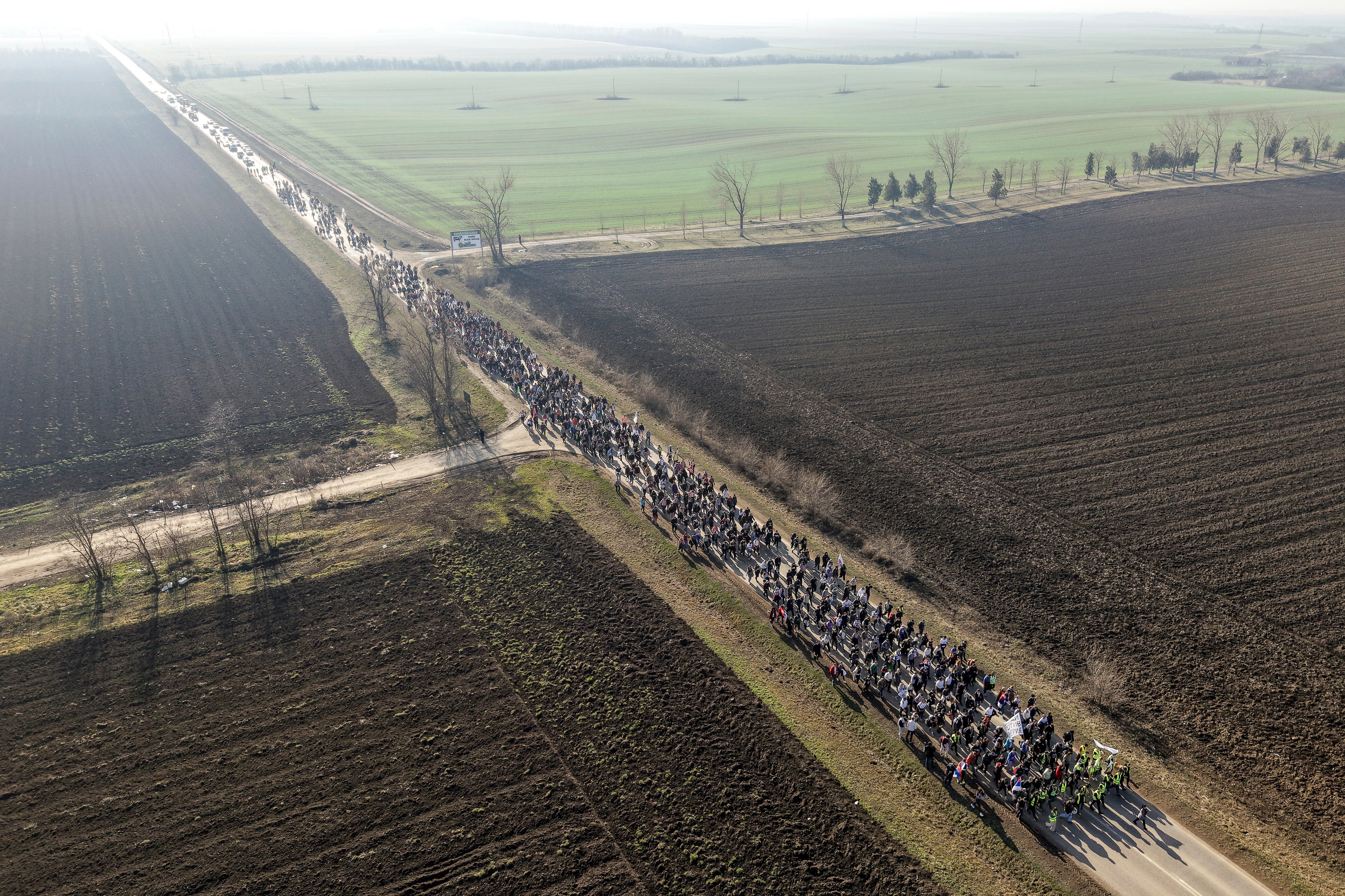 Studenti marširaju na polja u sjevernoj Srbiji u siječnju dok protestiraju zbog propasti betonskog nadstrešnice