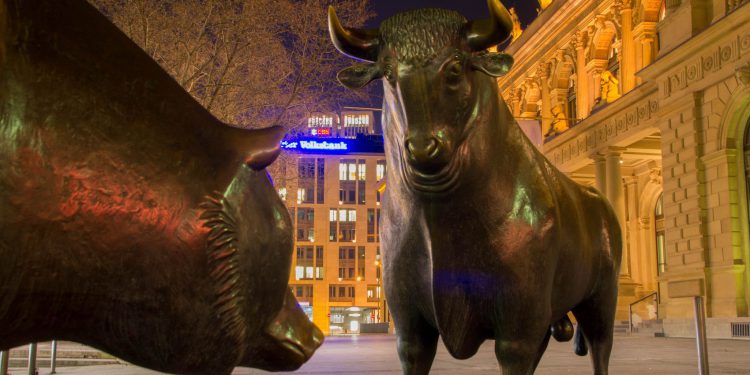 Shiba Inu poraste 11% kao Bitcoin Traders Eye PCE podatke