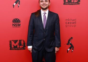 Sin Michaela Jacksona princ reže figuru dapera dok se rijetko pojavljuje u otvaranju noći MJ mjuzikla u Sydneyu