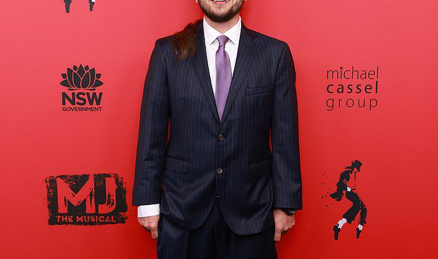 Sin Michaela Jacksona princ reže figuru dapera dok se rijetko pojavljuje u otvaranju noći MJ mjuzikla u Sydneyu