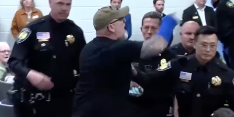 Sjeverna Caolina republikanac je ljuti sastojak jer je u kaos izbio još jedna gradska vijećnica