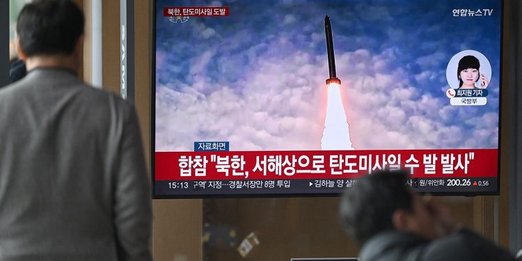 Sjeverna Koreja požar rakete kao SAD, Južna Koreja započinje glavnu zajedničku vojnu vježbu