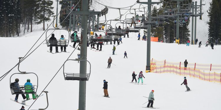 Skijar umire nakon što je pao iz sjedala s mehaničkim problemima u odmaralištu Montana
