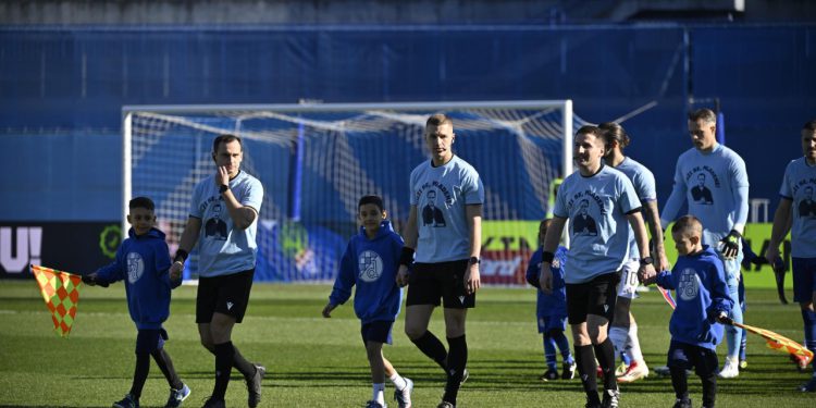 Sportske novosti – Bivši nogometaš Dinama i Hajduka teško je bolestan. Igrači na Maksimir istrčali s porukom podrške