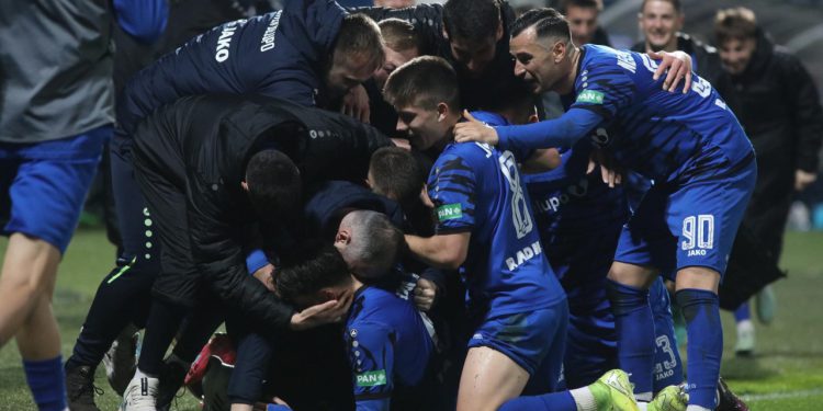 Sportske novosti – Čudesna, neponovljiva priča! Umjesto moćne poruke Dinamu i Hajduku, sada se na Maksimiru i Poljudu podižu čaše