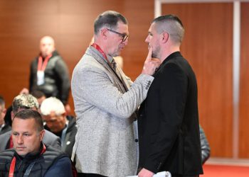 Sportske novosti – FOTO: Dobrodošli u Zadar! Sinovčić nije pobijedio legendarnog Vatrenog, izbori se ponavljaju, gorjele baklje