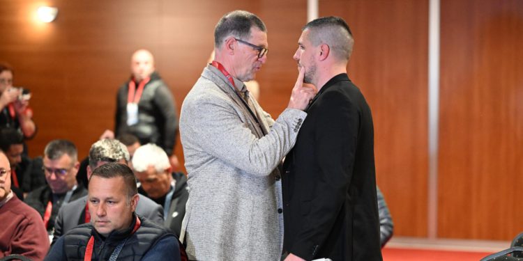 Sportske novosti – FOTO: Dobrodošli u Zadar! Sinovčić nije pobijedio legendarnog Vatrenog, izbori se ponavljaju, gorjele baklje